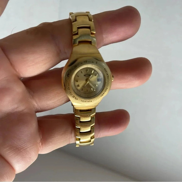 Women's Aerial "It's About Time" Quartz Watch - Gold Toned Case and Link Band - Picture 11 of 12